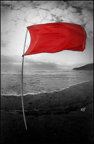 BANDERÍN ROJO EN SEÑAL DE ALERTA EN PLAYAS DE LIMA